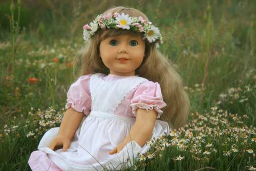 desertdollranch:“Pick as many daisies as you can!” Anna told everyone. “We’re going to make daisy ch