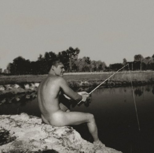 nakedfire:I want to go fishing naked!