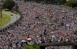 nbcnightlynews:  PHOTOS: Venezuela’s opposition steps up push to remove Pres. Maduro with mass protest rallies. nbcnews.to/2dMttxi 