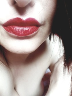 brujitalove:  Red lips