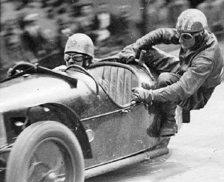 gersaintbeaupre:   #FUN #SPEED #3 WHEELS CAR #HELMET #RACE #LEATHER #MOTORCYCLE #GOGGLES 