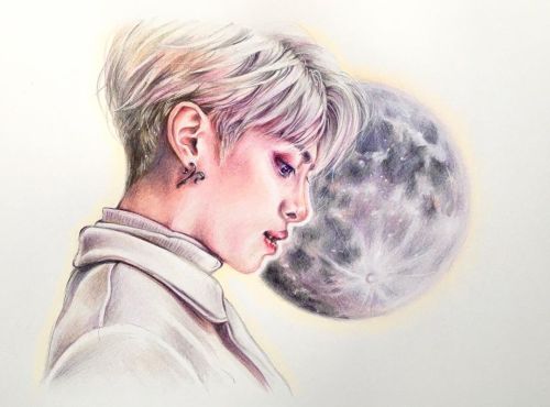 Jonghyun . 憂いを帯びた表情のｼﾞｮﾝﾋｮﾝさんには十三夜の月を。 . #shinee #jonghyun#shineefanart#watercolorpencil #colorp