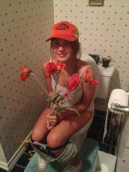 XXX 1nobodyknowsme1:  dimitrivegas:  Toilet  photo