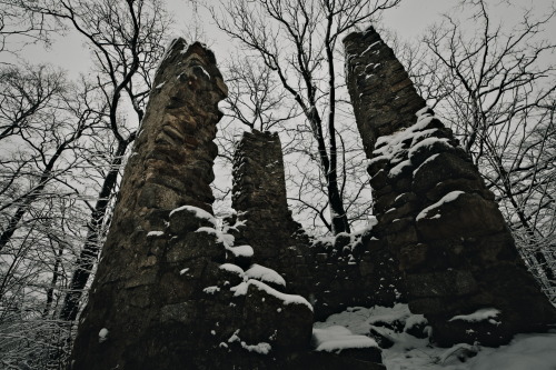 The ruins of the gallows on a desolate hill between Miłków (Arnsdorf im Riesengebirge) and Ściegny (