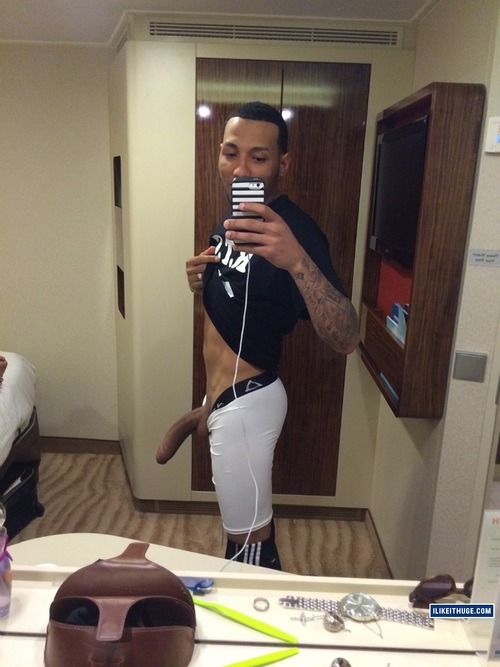 guyswithiphones-nude:  Guys with iPhones http://ift.tt/1bHkUpB