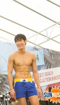 overture69:  when a guy like him smiles, his laughing makes his abs look so fucking delicious  Tan Yong Guang