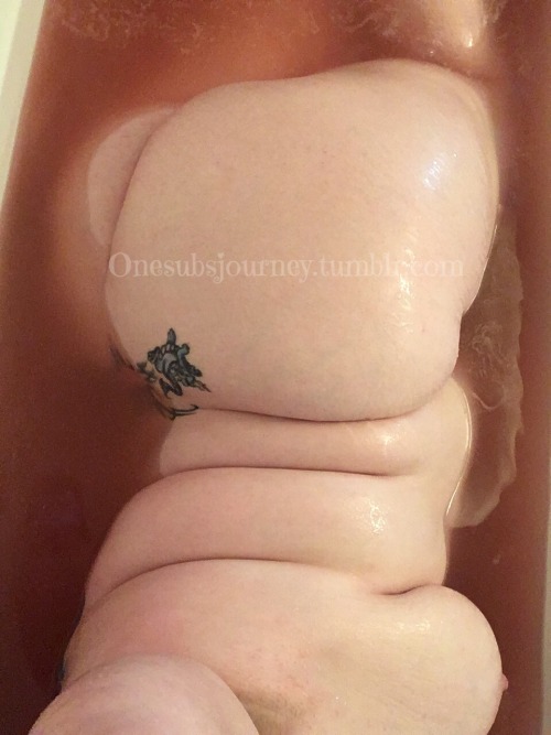 onesubsjourney:  onesubsjourney:  Fat girl in a little tub. 💜 with a watermelon bath bomb!  In case you missed it earlier. 😘