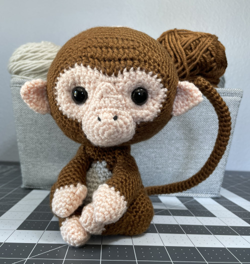  monke Finished the monkey amigurumi for my momma a bit ago. Really like how he turned out. 