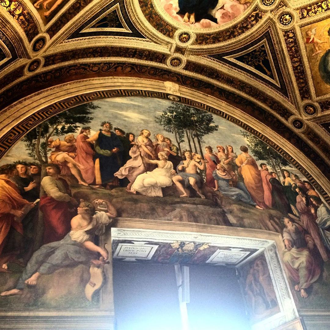 Città del Vaticano 🚩Musei Vaticani, Stanze di Raffaello, Stanza della Segnatura, il Parnaso. In questi cinquecento potremmo aver perso delle chiavi di lettura e l’affresco potrebbe risultare difficile da leggere, intanto capiamo il periodo storico e...