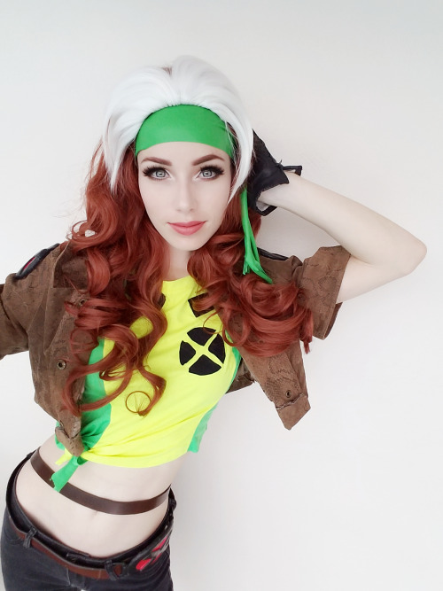 hellomegancoffey:  Rogue  Wig from   http://www.wig-supplier.com/60cm-xmen-rogue-white-mixed-brown-curly-cosplay-wig-cb77-p-4018.html?utm_source=tracking224  in  