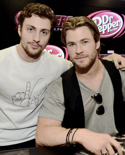 mancandykings:  Aaron Taylor-Johnson and Chris Hemsworth attend the ‘Avengers: Age Of Ultron’ signing during Comic-Con.