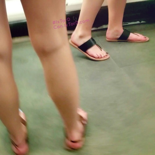 mandicandids: A few girls, feet, sandals, flip flops !