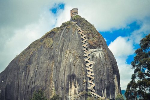 The stone of PeñolThis giant monolith is found in the nation of Colombia, in the town of Guatapé. It