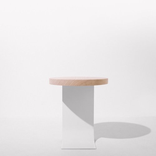 The J Side Table by Jacob StarleyThe New York based designer Jacob Starley combined Ash wood and ben