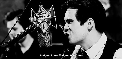 daisieridley:And your eyes are the size of the moon.