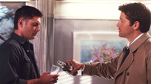 cassammydean:  how to platonically pour your bro a drink 