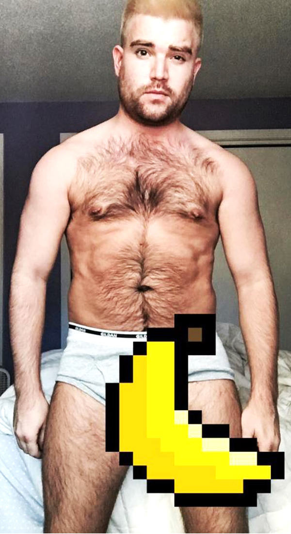 gaymerwitttattitude:  Gaymer Geek Selfies - Showing his Sexiness off in Classic Gaming