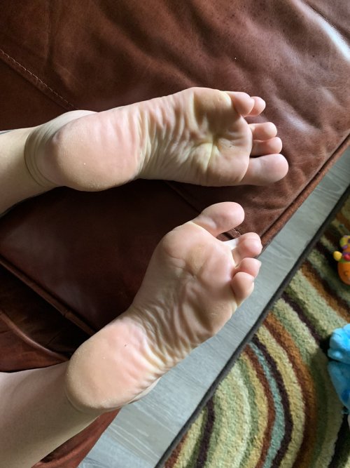 lovethosefeet: Feet of the Day: @suckmyprettytoe on Twittertwitter.com/LoveThoseFeet_/