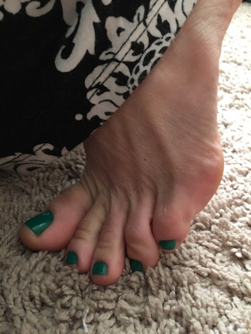 opentolife37: New Christmas green pediLove this color on my sexy little toes 