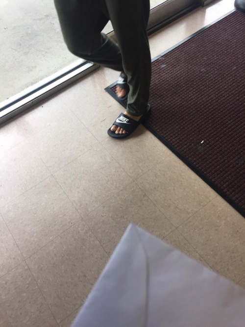 topsofmalefeet:  beardedblackawesome:  Some random candida caught in the field. topsofmalefeet  Reblog and enjoy  Very good candid pictures thanks
