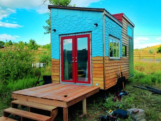mouthfuloftits:  micromanor:  Colorful, sustainable tiny house via tiny house for