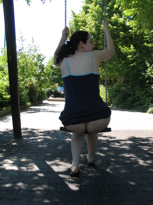 ordinaryfemale:  My tight butt without panty on a swing.  Einer der geilsten Ärsche auf Erden!!