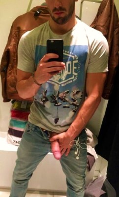 gaytaurean:  The changing room selfies guys love to take!