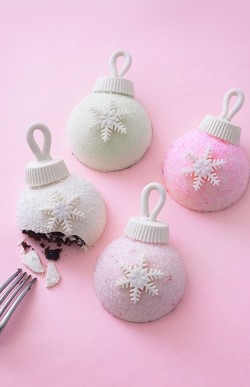 sweetoothgirl:   CHRISTMAS ORNAMENT CAKES