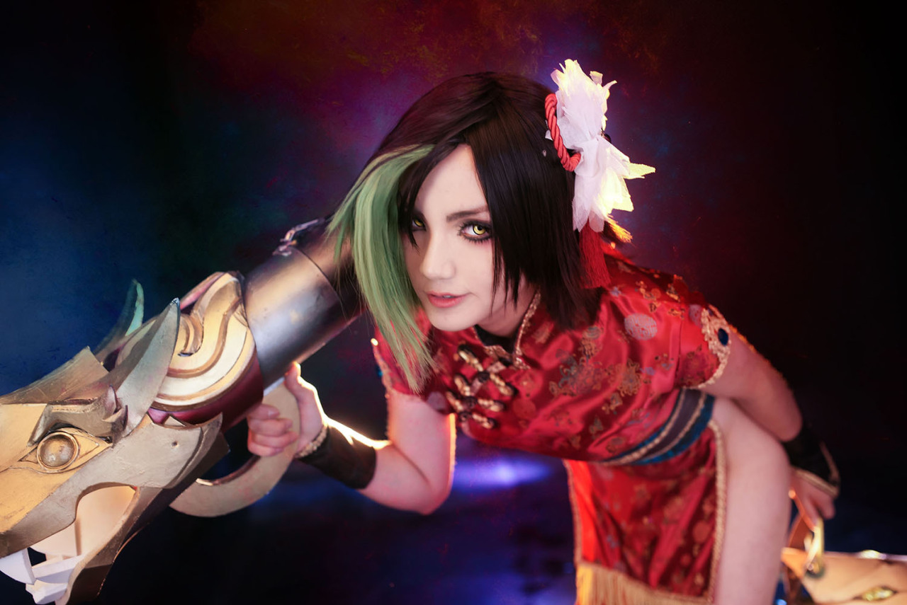 league-of-legends-sexy-girls:  Jinx Cosplay 