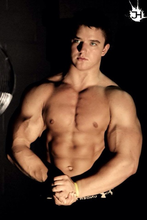 musclehunkymen: Sexy 22-year-old muscle babe Nathan Wilson.