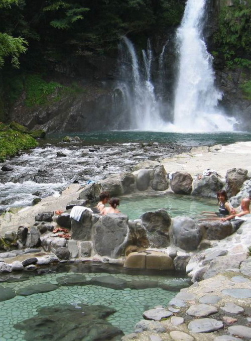 Hot springs and waterfalls in Izu Peninsula, Honshu, Japan (by Raphael Bick).