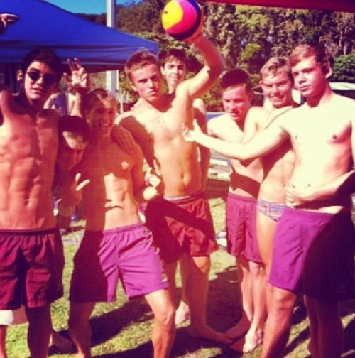 Aussie sausage fest! naughtyhotaussieguys.tumblr.com