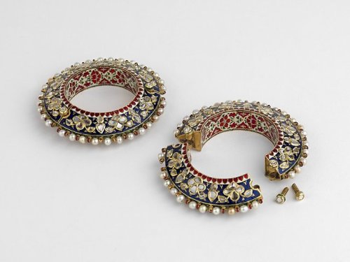 historyarchaeologyartefacts: Pair of braclets (gold, enamel, diamonds and pearls), India 1850 - 1875