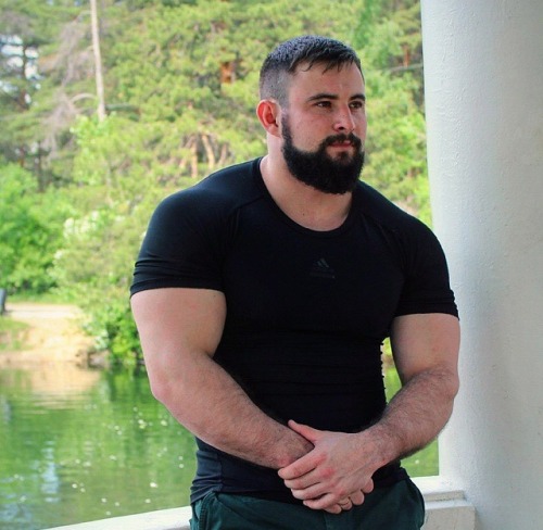 hairy-men-to-share:myfavoritemusclemen-deactivated: myfavoritemusclemen.tumblr.com/archive  