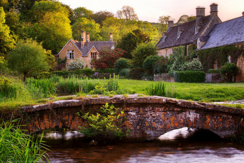 vacilandoelmundo:With rolling hills, rows of honey-colored cottages, and stone bridges, the Cotswold