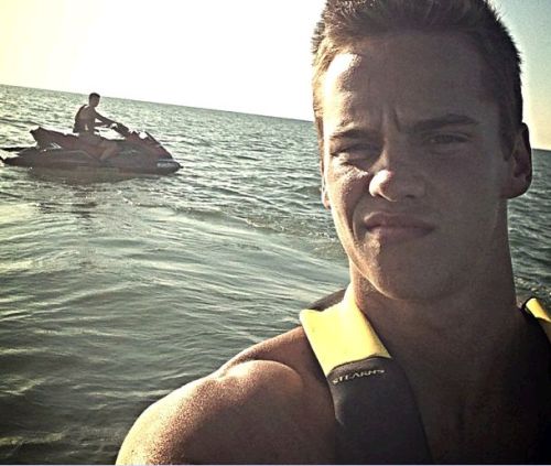 aplethoraofmen:  Jetski  collegewrestler:  Soooo cute