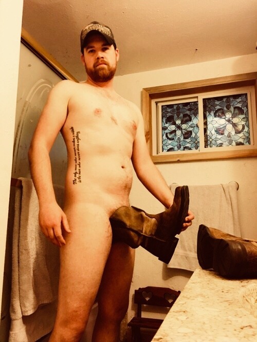 sexycountryrednecks: This leather feels so good!