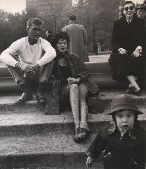 newyorkthegoldenage:  A relaxing Sunday at Washington Square Park, ca. 1955.Photo: Weegee via the Keith de Lellis Gallery