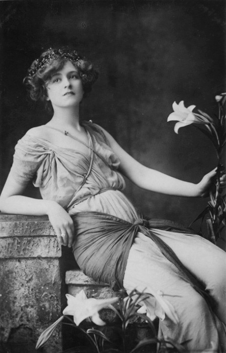 vestatilleys:  Gabrielle Ray by W. & D. Downey, 1900′s.