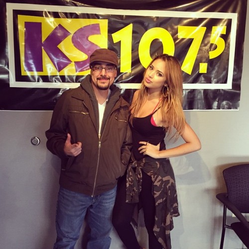villegas-news:  djchonz: You Don’t Need To Turn Your Phone Face Down Here LMAO! @jasminevillegas