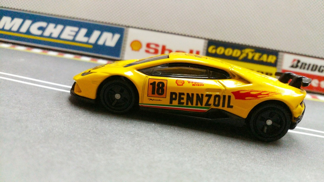 tomica huracan