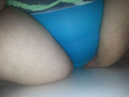 slutty-crocker:I think blue is my color…Blue most certainly is this beauties colour!