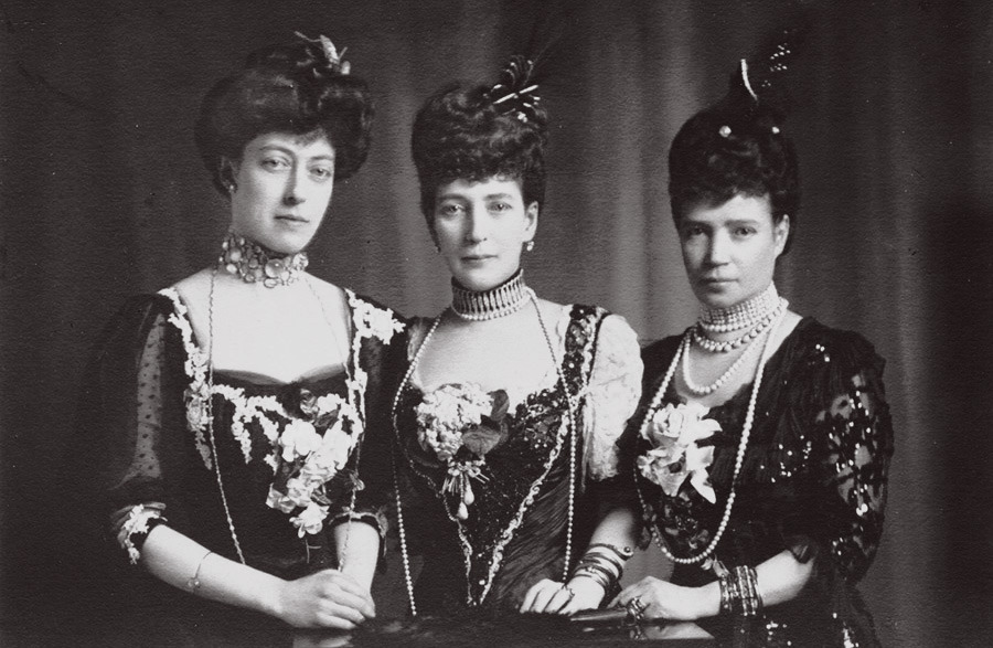 imperial-russia:  Empress Maria Fyodorovna with her sister Alexandra of Wales and