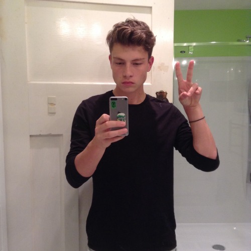 malikmydick:  lucifurby:  love me   love my asshole with ur dick