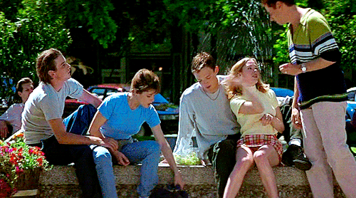 fionagallaqher: Film meme: [4/10] horror » SCREAM (1996)Teen suicide is out this year. Homicide is a