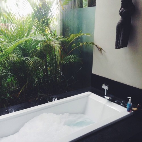 lumiant:I think it’s time for a nice relaxing bath by the palms 