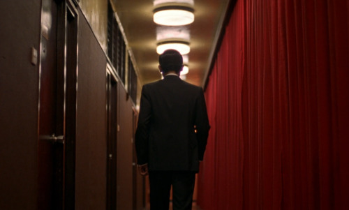 ‘花樣年華’ (In the Mood for Love), Wong Kar-wai (2000)It is a restless moment. She has kept her he