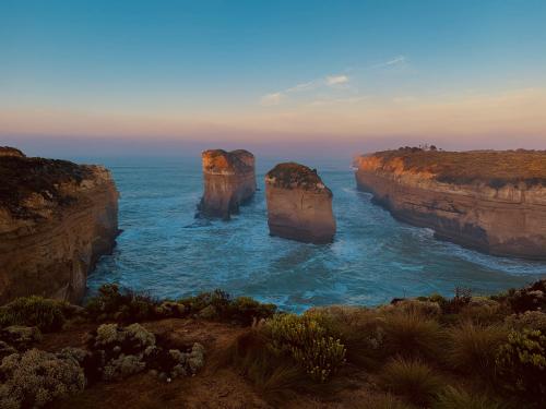 oneshotolive:  Port Campbell National Park, Australia. (4032x3024) [OC] 📷: __SBK 