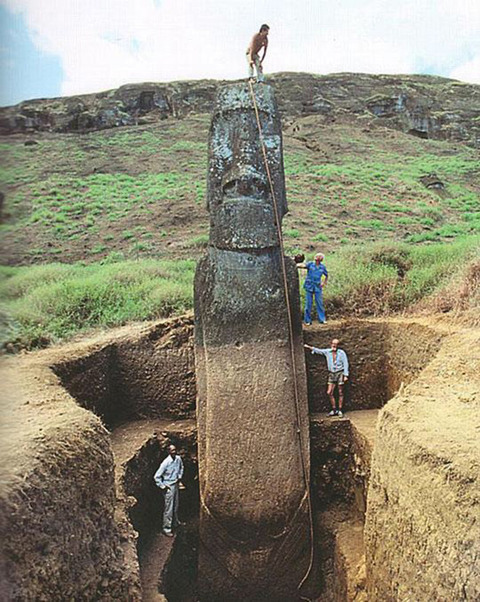 echoes-from-the-stars:nyagao:モアイ像の下を掘った結果ｗｗｗｗｗｗｗｗｗEaster Island Moai have BodiesThis just raises mor