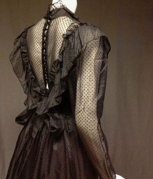 niivs-nook:Vintage 1980’s GUNNE SAX gothic victorian dress Can be purchased here.